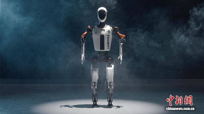 皇冠信用網登2代理_人形机器人“凌枢”在合肥发布 可实现跨场景集群作业