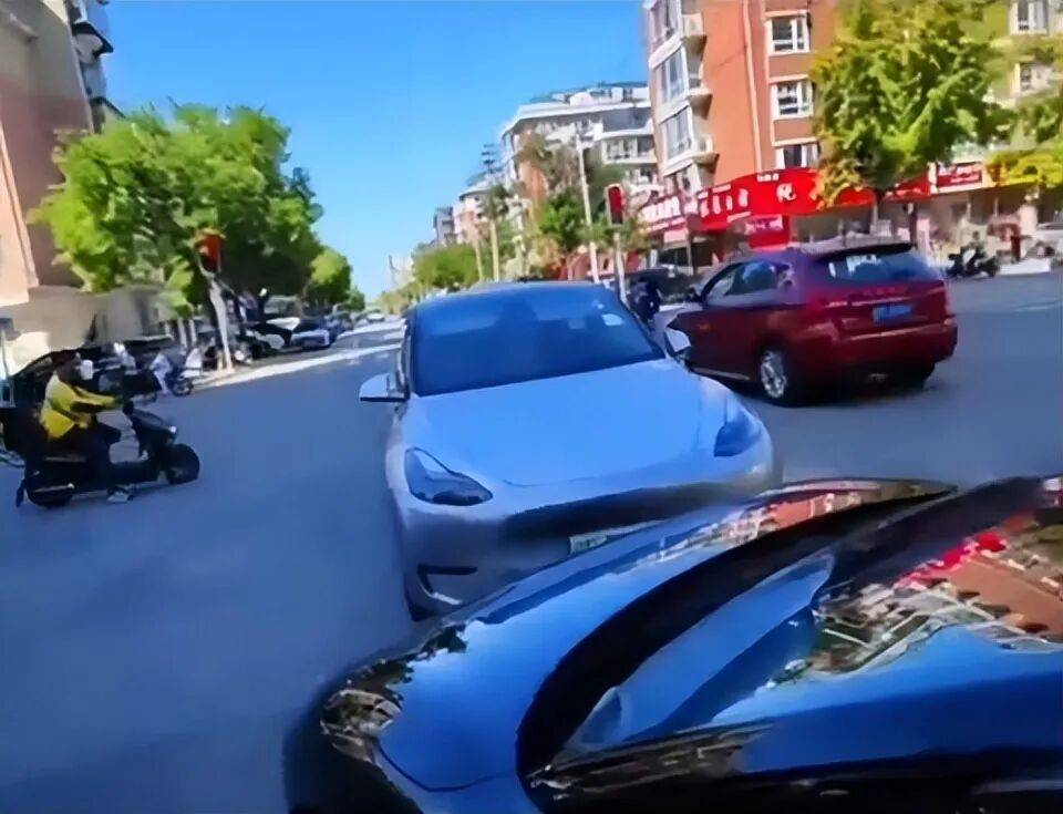 皇冠信用代理出租_十字路口两车“顶牛”引发拥堵皇冠信用代理出租，其中一司机自称公安！丹东公安回应→